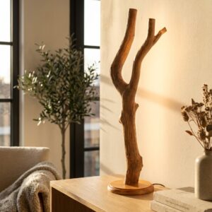 Stehlík s texturou – stojací lampa z habrové větve